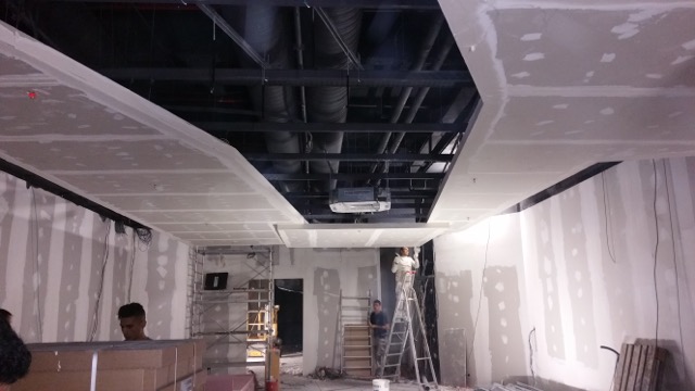 Travaux d’aménagement intérieur en cours réalisés par Bretagne Agencement